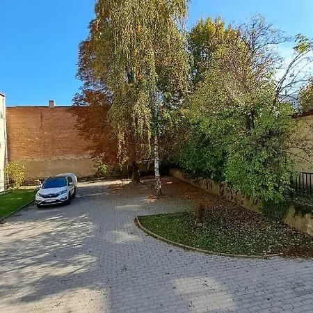 Ujhely Vara *