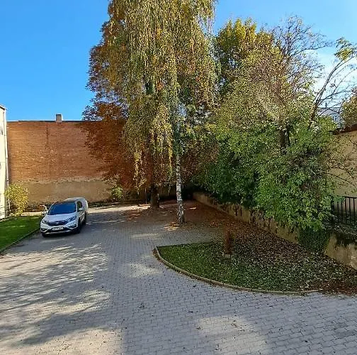 Ujhely Vara *